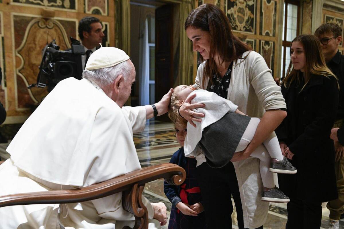 vaticano,-il-papa-battezza-13-bambini-–-lapresse