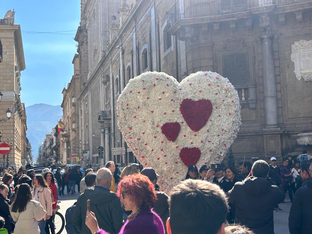 san-valentino,-pienone-di-palermitani-per-strada-e-decine-di-selfie-sotto-il-cuore-ai-quattro-canti-–-blogsicilia-–-ultime-notizie-dalla-sicilia