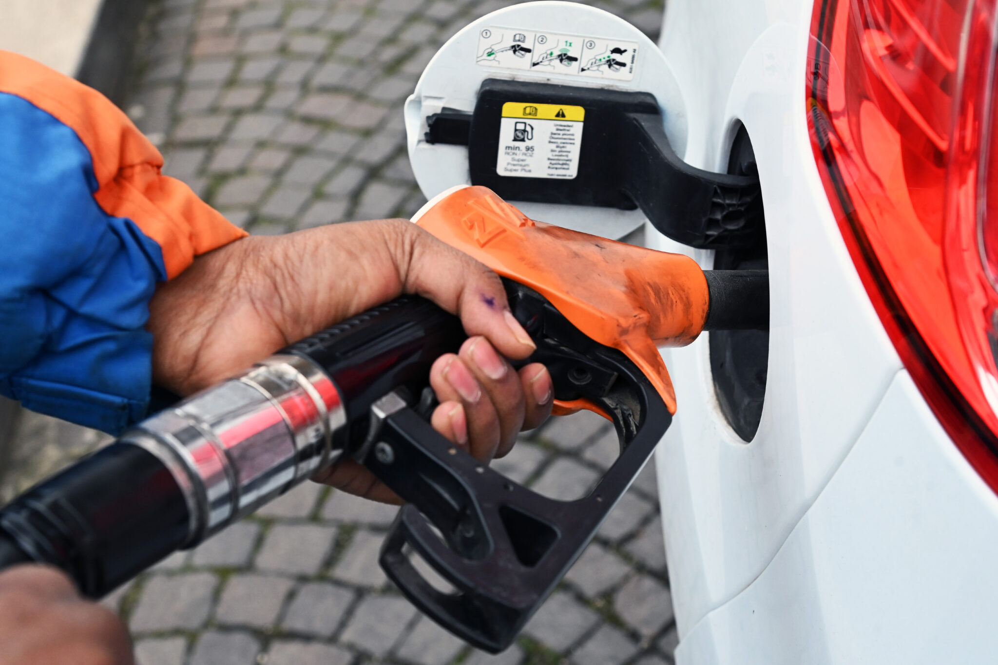 stop-vendita-auto-a-benzina-e-diesel-dal-2035:-il-via-libera-ue-e-una-mazzata-per-l'italia