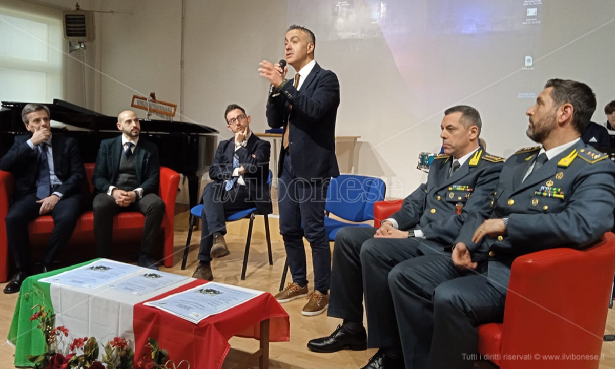 gli-uomini-dello-stato-incontrano-i-ragazzi-dell'istituto-vespucci-–-video