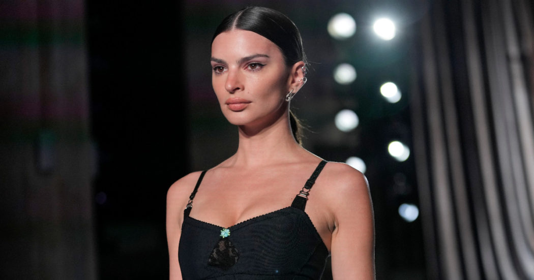 emily-ratajkowski-svela-come-si-pronuncia-correttamente-il-suo-cognome-–-video-–-il-fatto-quotidiano