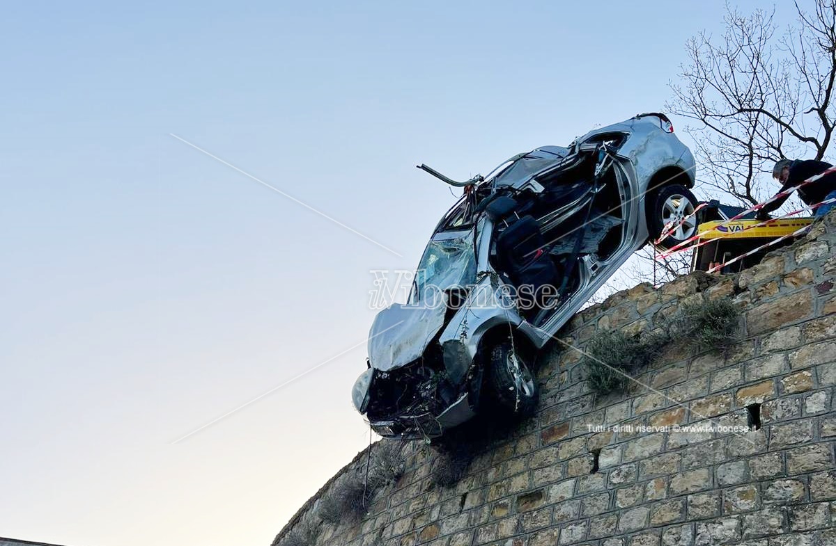 pauroso-incidente-nel-reggino:-auto-precipita-in-un-dirupo-alto-dieci-metri