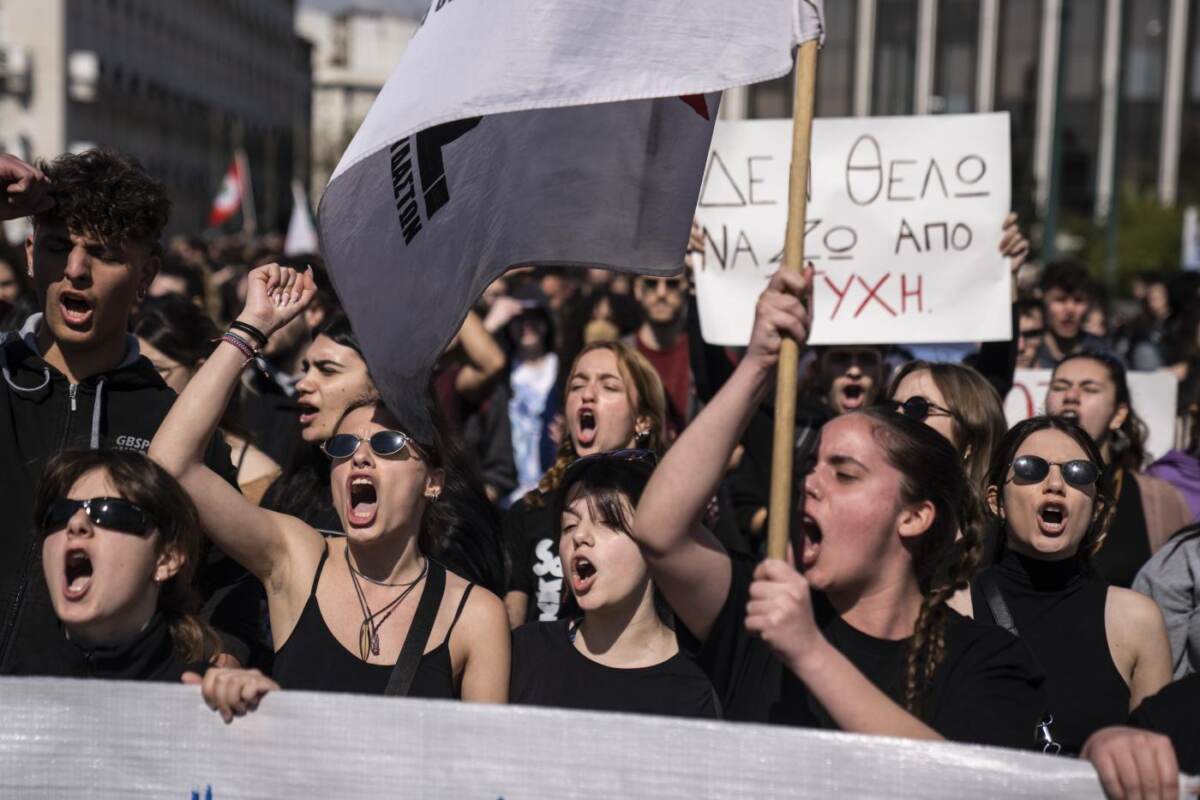 grecia,-scontri-ad-atene-a-proteste-per-disastro-ferroviario-–-lapresse