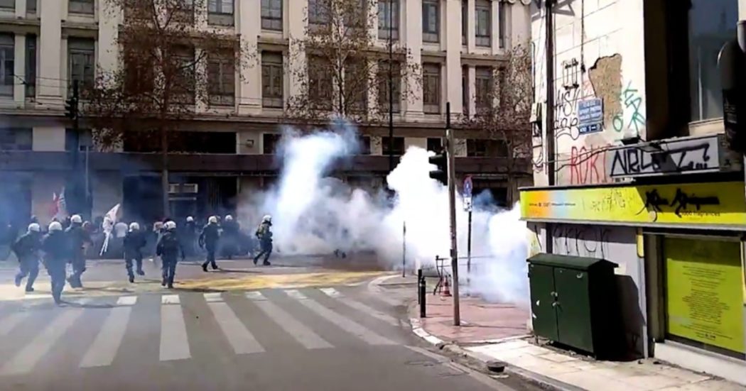 grecia,-violenti-scontri-ad-atene-durante-le-manifestazioni-di-protesta-per-il-disastro-ferroviario-(video)-–-il-fatto-quotidiano