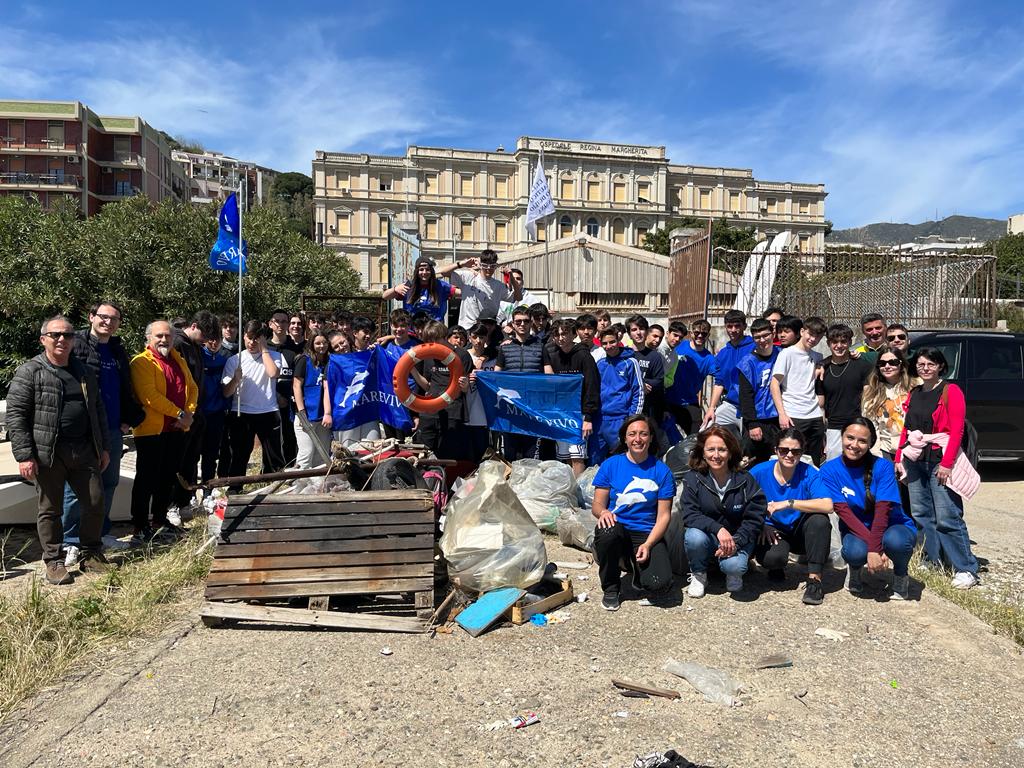 messina:-gli-studenti-dell’istituto-caio-duilio-lasciano-i-banchi-per-ripulire-il-lungomare