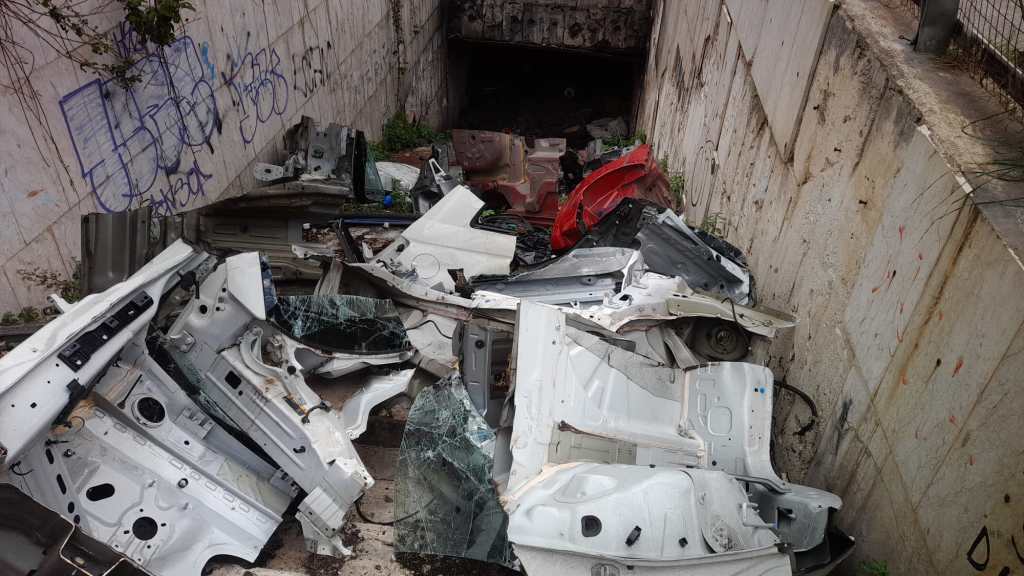 cimitero-delle-auto-a-borgo-ulivia,-sottopasso-di-viale-regione-diventa-discarica-(video)-–-blogsicilia-–-ultime-notizie-dalla-sicilia