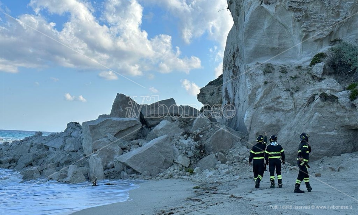 tropea,-crolla-costone-dell'isola:-grossi-massi-in-spiaggia,-verifiche-in-corso-–-live