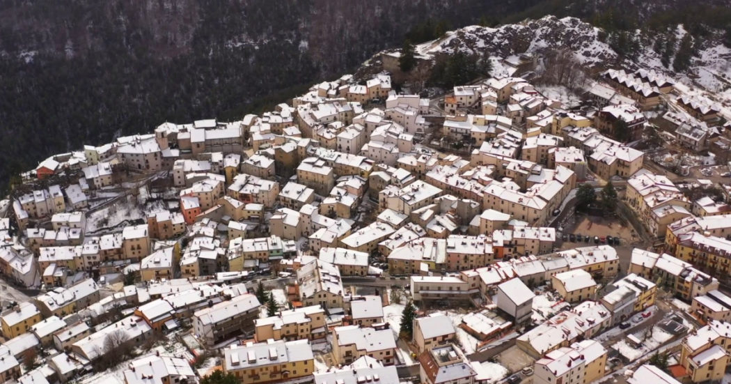 nevicata-primaverile-a-ovindoli:-le-immagini-spettacolari-dal-drone-sopra-il-borgo-abruzzese-–-il-fatto-quotidiano