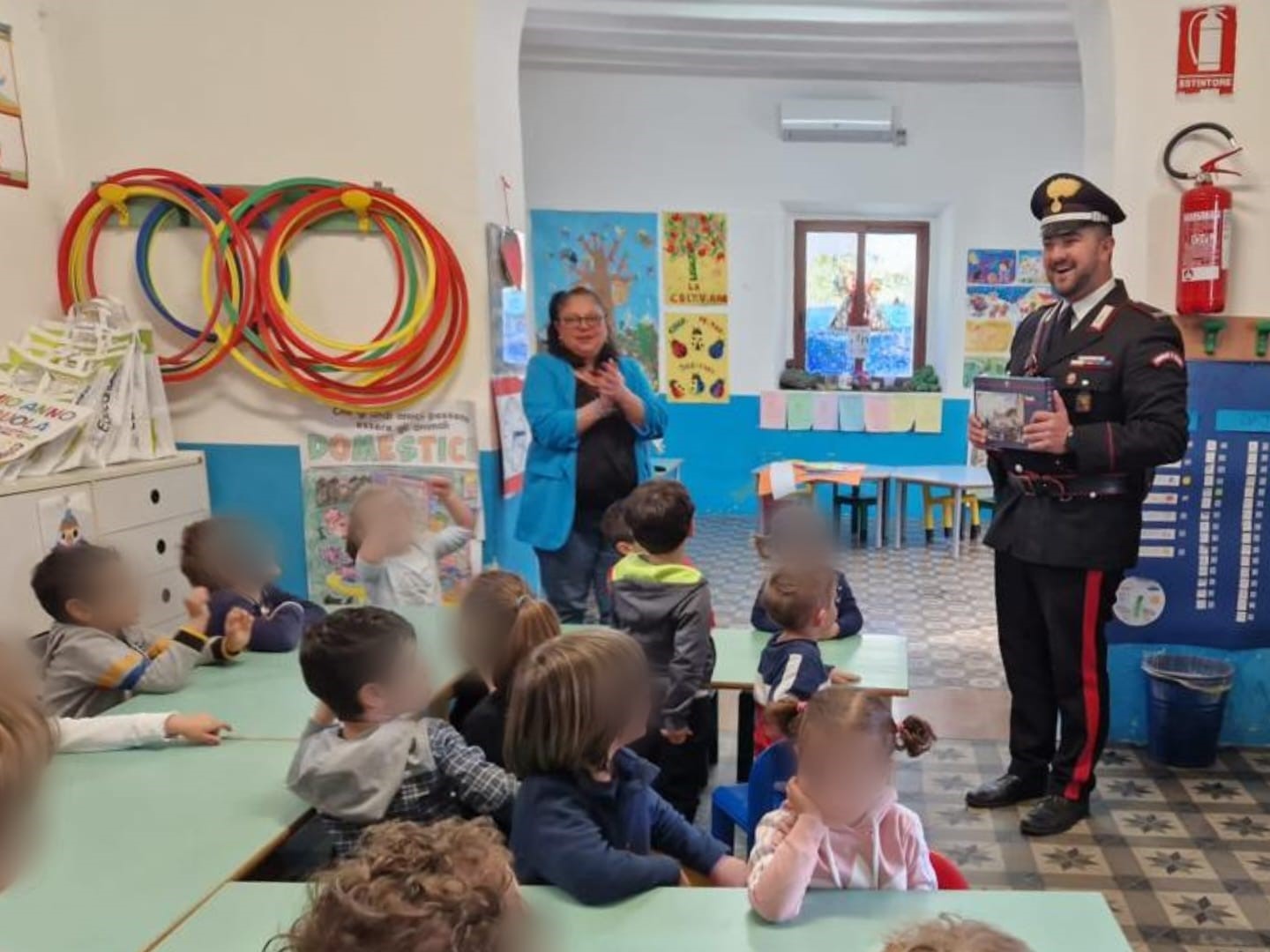 stromboli-:-i-carabinieri-donano-regali-e-uova-di-pasqua-ai-bambini-della-scuola